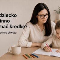 Dziecko trzymające kredkę podczas rysowania przy stole