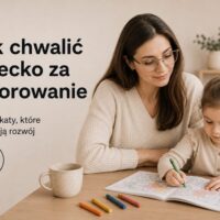 Opiekun rozmawiający z dzieckiem o jego pracy plastycznej
