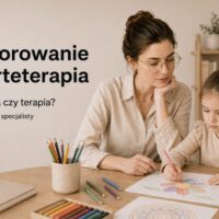 Dziecko podczas zajęć plastycznych z wykwalifikowanym specjalistą