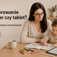 Dziecko porównujące kolorowanie kredkami na papierze i rysikiem na tablecie